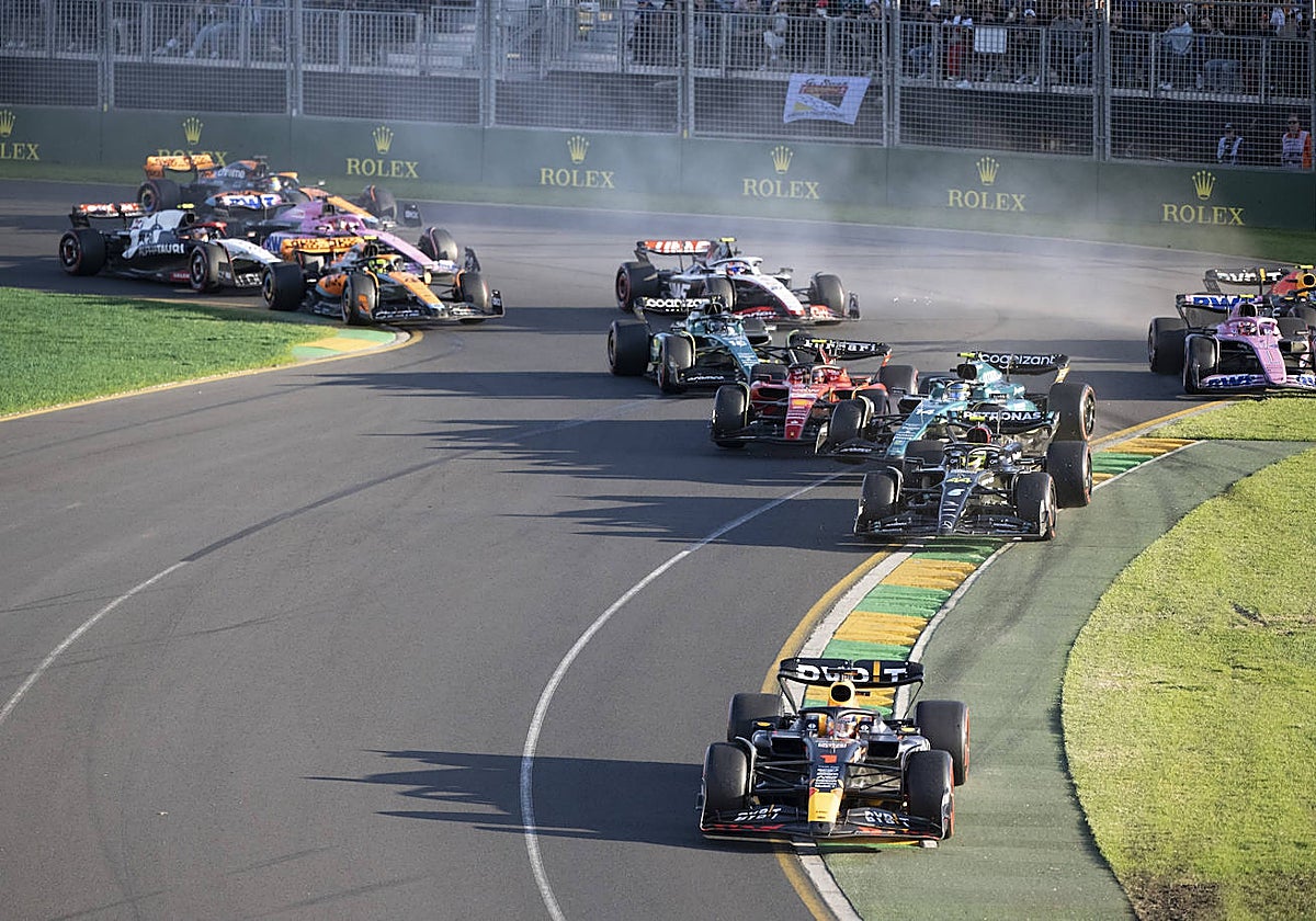 Una imagen de la salida accidentada del GP de Australia 2023