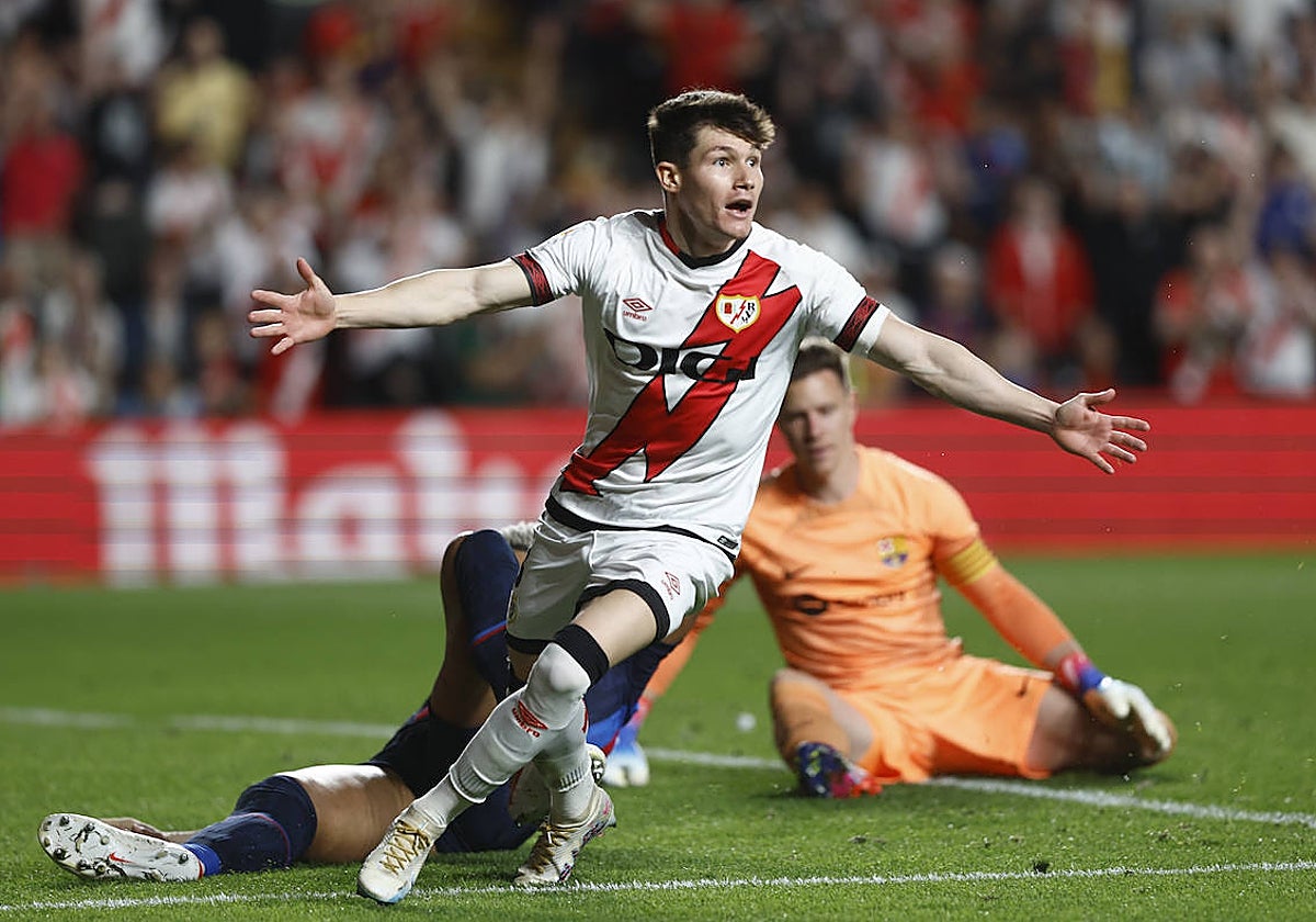 Fran García celebra el segundo gol del Rayo Vallecano ante el Barcelona