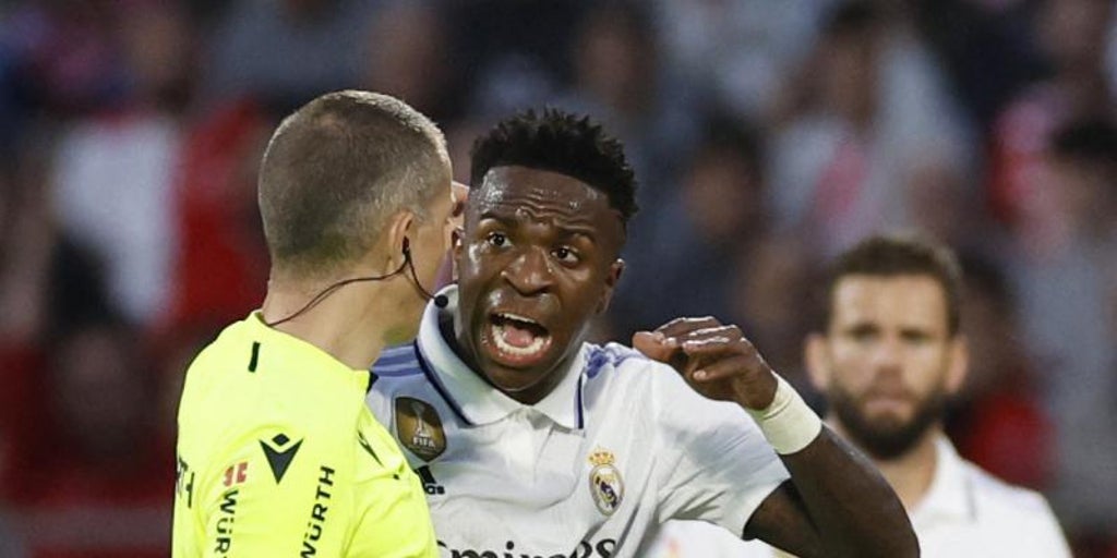 El árbitro perdonó hasta cinco veces la expulsión a Vinícius