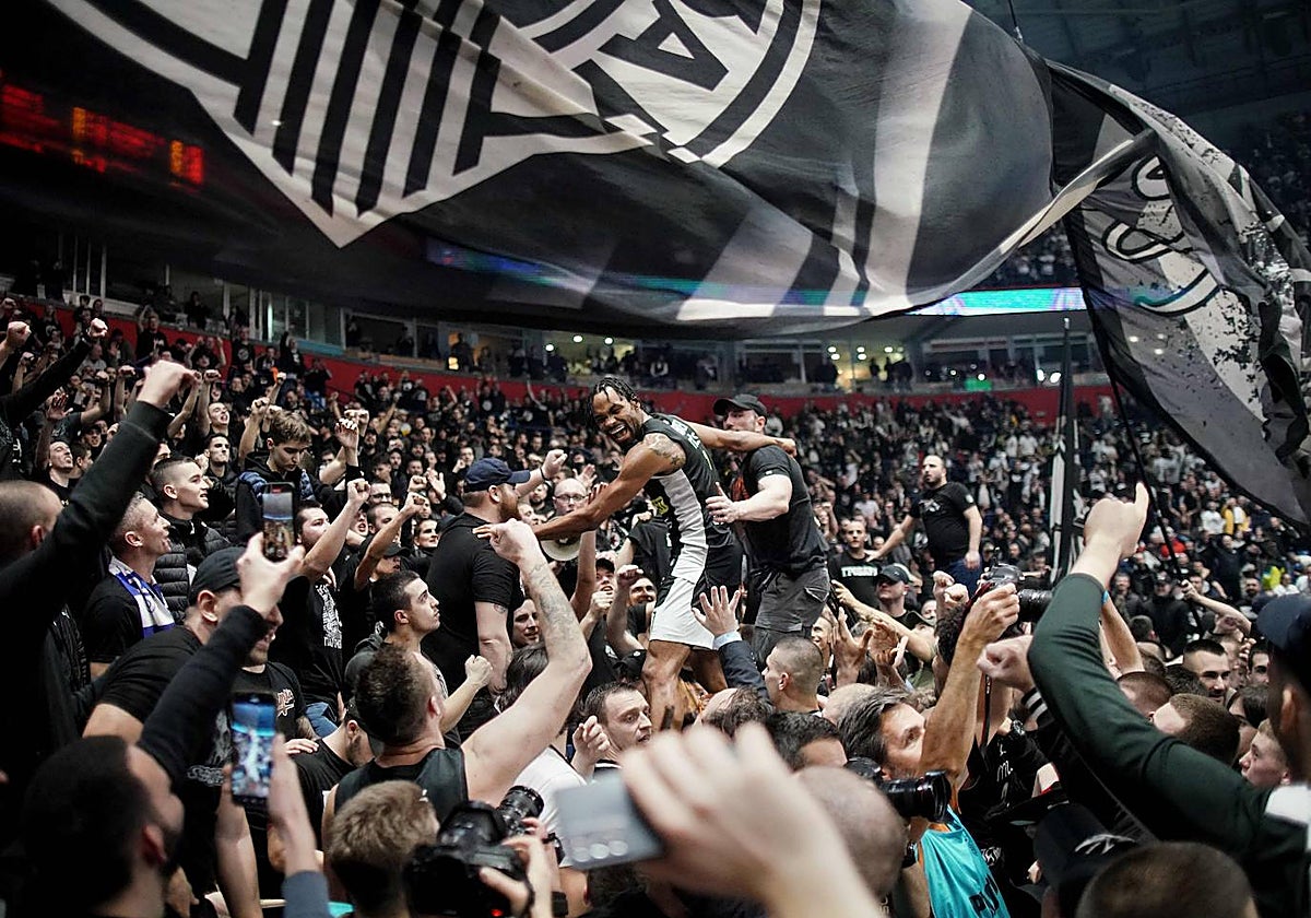 El jugador del Partizan Kevin Punter celebra una victoria con la hinchada serbia