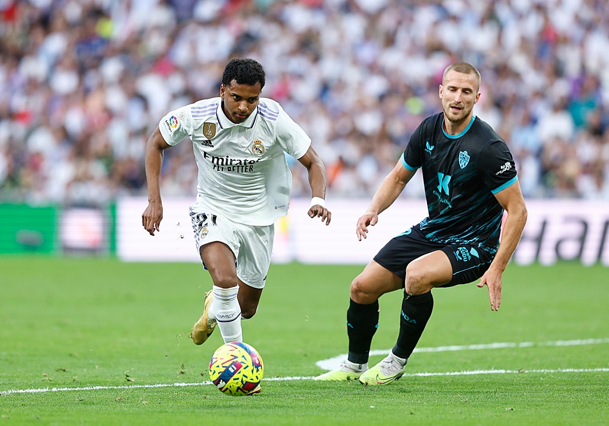 Rodrygo se interna en el área del Almería