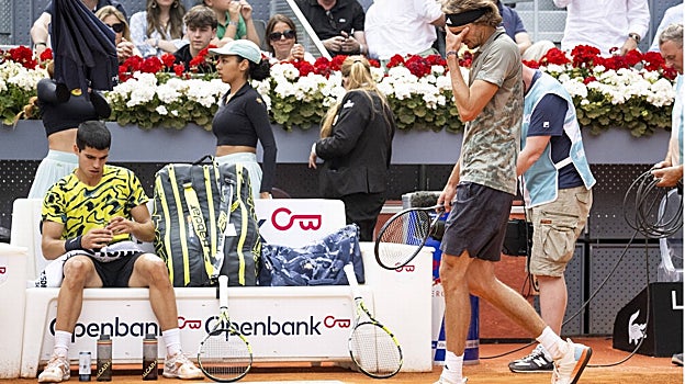 Zverev, triste, pasa por delante de Alcaraz