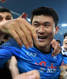 Imagen secundaria 2 - Al término del partido, decenas de aficionados del Nápoles invadieron el campo para celebrar el título conseguido por el equipo de Spalletti (en la imagen superior). Sobre estas líneas, a la derecha, Kim Min-jae felicitado por varios hinchas