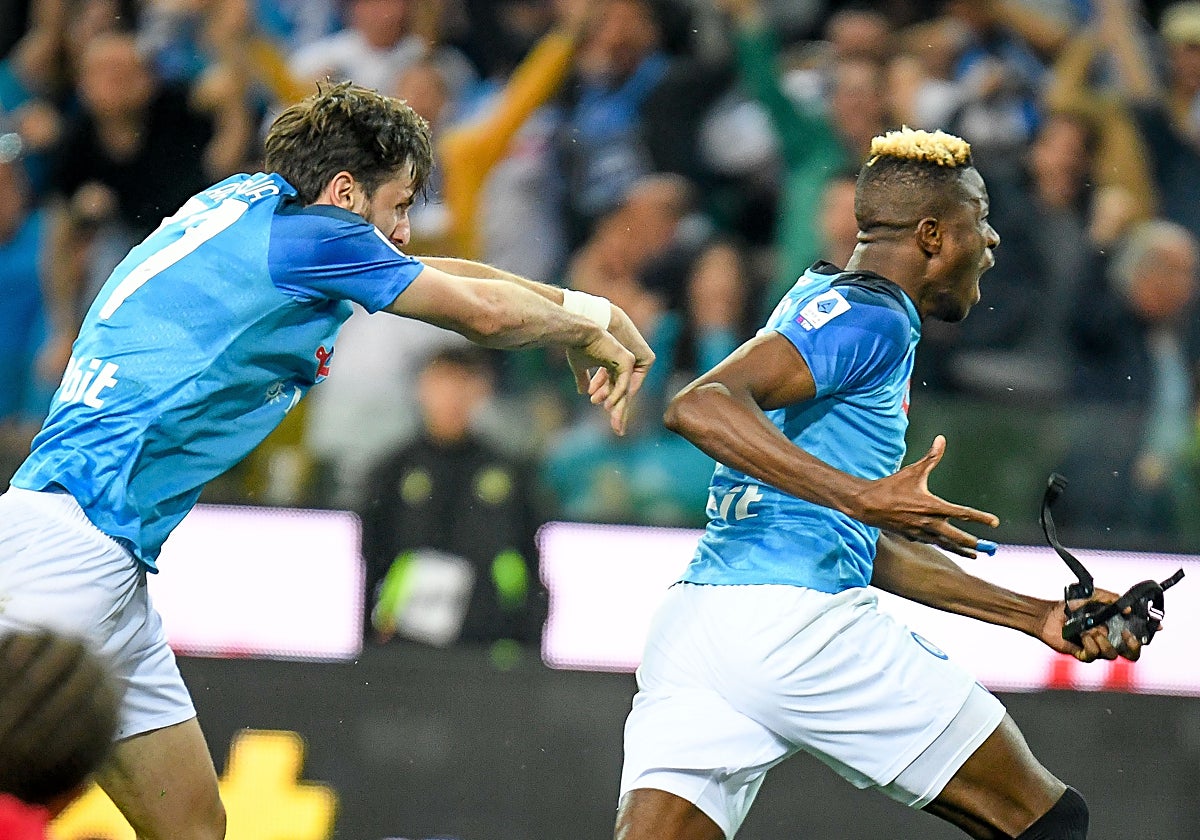 Osimhen, autor del gol que ha dado el título al Nápoles, perseguido por Kvaratskhelia