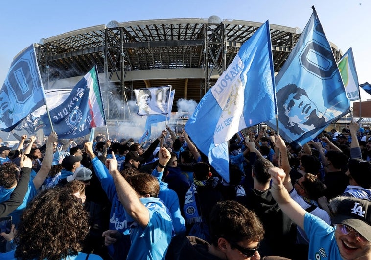 Locura y pasión en las calles a la espera de que el Nápoles se proclame campeón de la Serie A