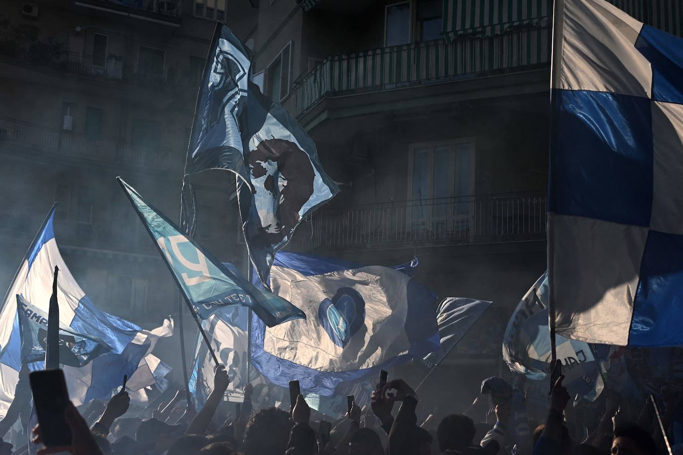 Locura y pasión en las calles a la espera de que el Nápoles se proclame campeón de la Serie A