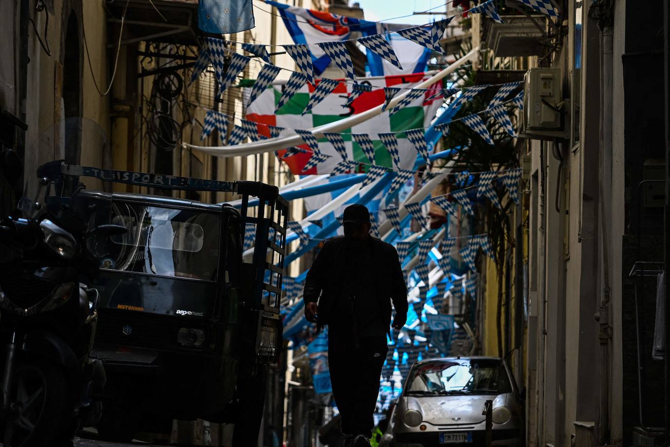 Locura y pasión en las calles a la espera de que el Nápoles se proclame campeón de la Serie A