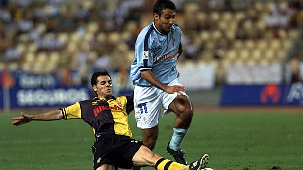 Dos jugadores del Zaragoza y el Celta, en un lance durante la disputa de la final de la Copa del Rey en 2001