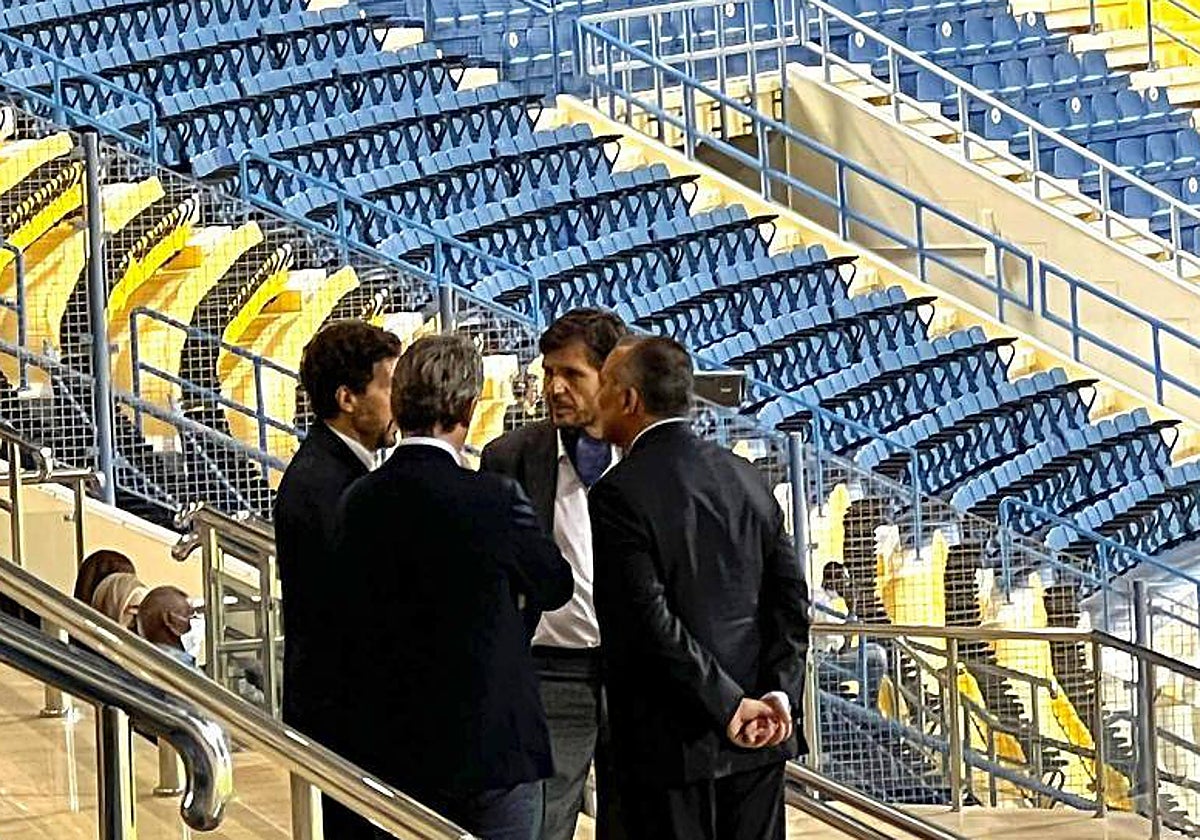Mateu Alemany, en el palco del Al Gharrafa Stadium, de Qatar, para negociar por Xavi.