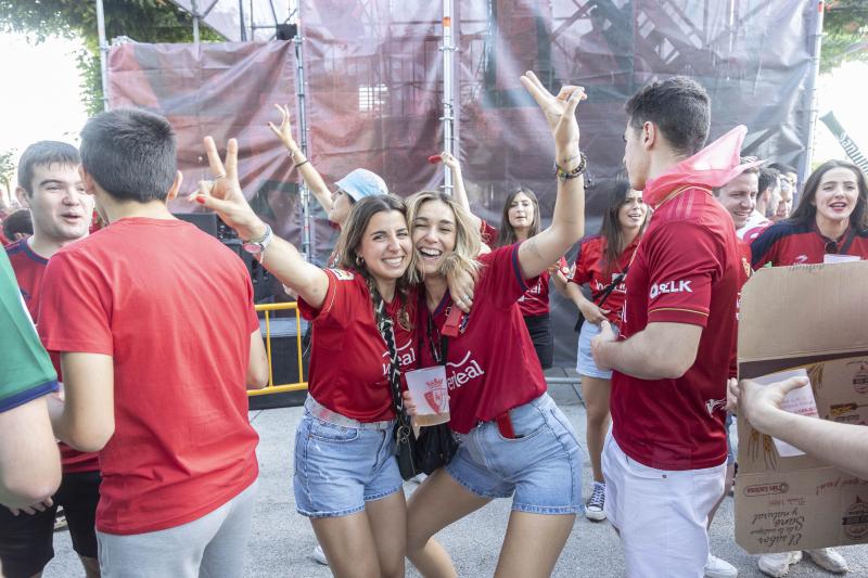 Ambiente previo a la final en la fanzone de Osasuna