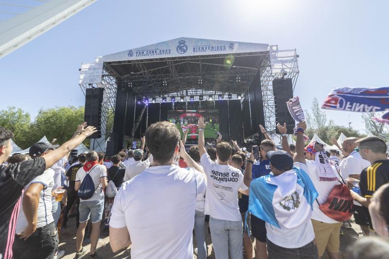 Ambiente previo a la final de la Copa del Rey en la fanzone del Real Madrid