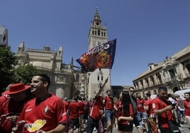 El rojo Osasuna invade las calles de Sevilla en las horas previas a la final de la Copa del Rey en La Cartuja