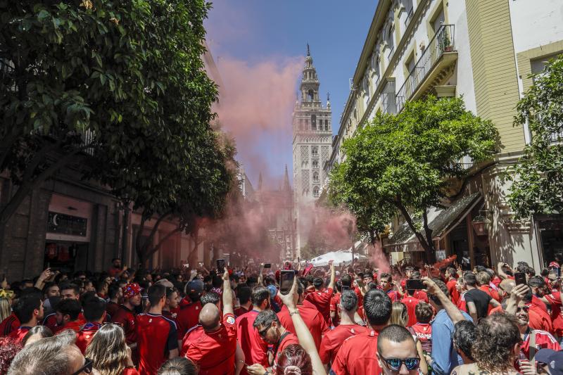 Seguidores de Osasuna inundan una calle aledaña a la Giralda