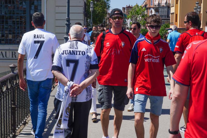 Aficionados de Real Madrid y Osasuna en el puente de Triana