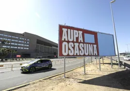 La Junta de Andalucía ordena tapar el logo de Bildu de la valla en apoyo al Osasuna para la Final de la Copa del Rey en Sevilla