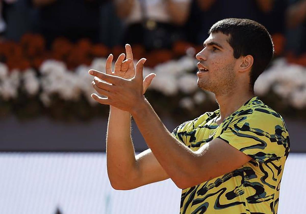 Alcaraz aplaude tras su victoria en semifinales del Mutua Madrid Open
