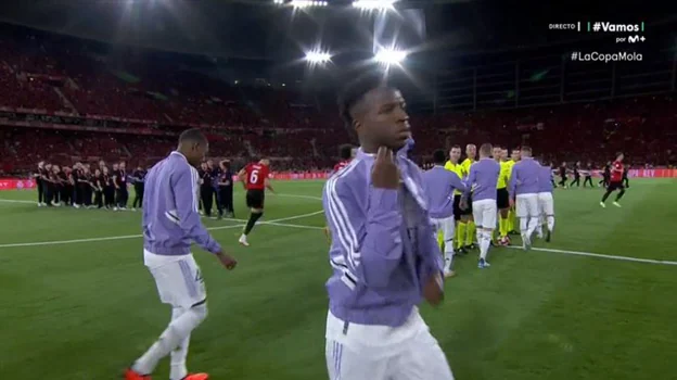 Vinicius se va sin saludar a los árbitros en la final de la Copa del Rey