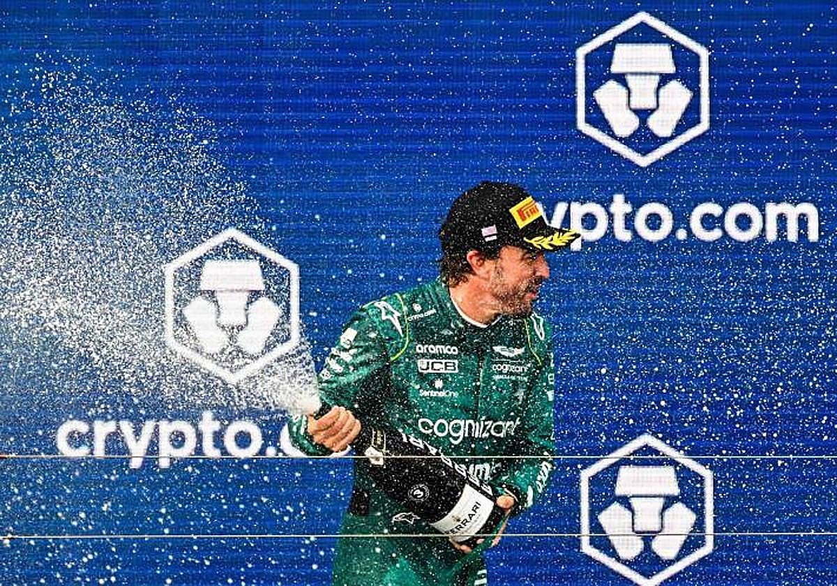 Fernando Alonso celebra en el podio de Miami