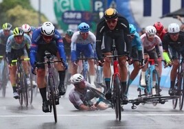 Rosario de caídas en un caótico día de lluvia en el Giro