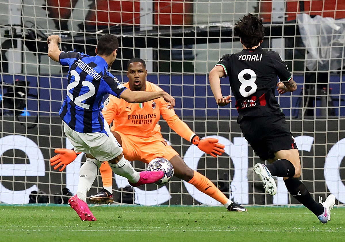 Mkhitaryan, justo en el momento de hacer el 0-2