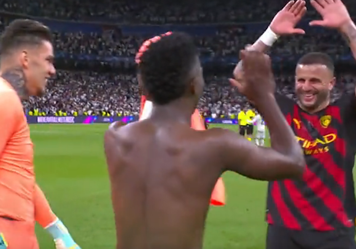 Vinicius y Walker se saludan amistosamente después de su duelo en el partido