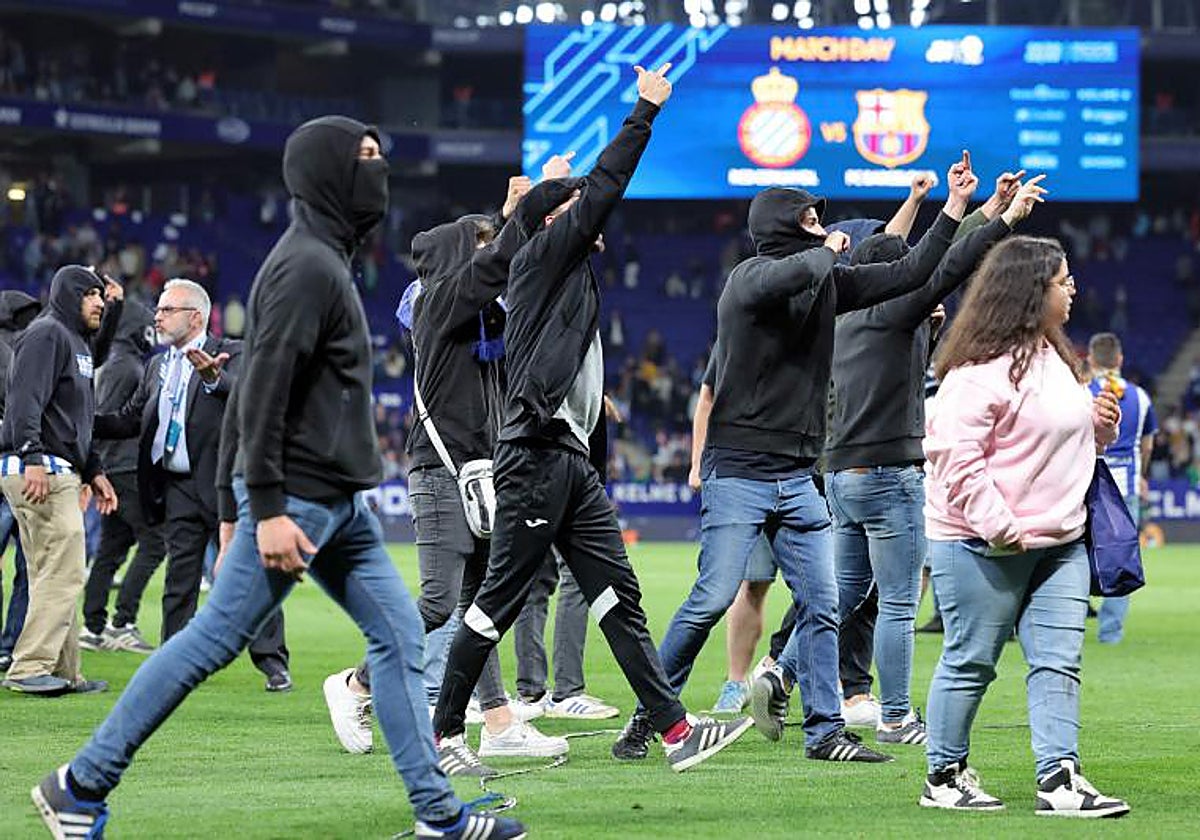 Radicales del Espanyol, en el césped de Cornellá