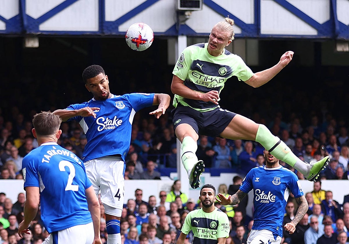 Espectacular remate de Haaland ante la portería riival