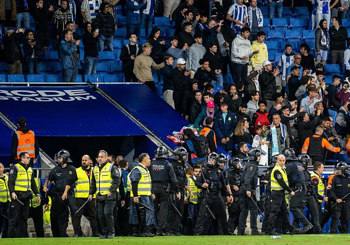 Los Mossos d'Esquadra durante la invasión del campo del Espanyol