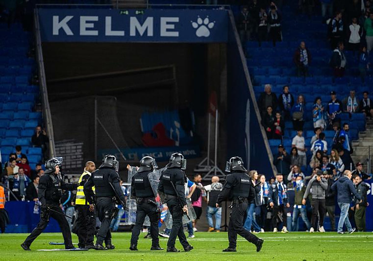 Los antidisturbios tratan de frenar a los radicales