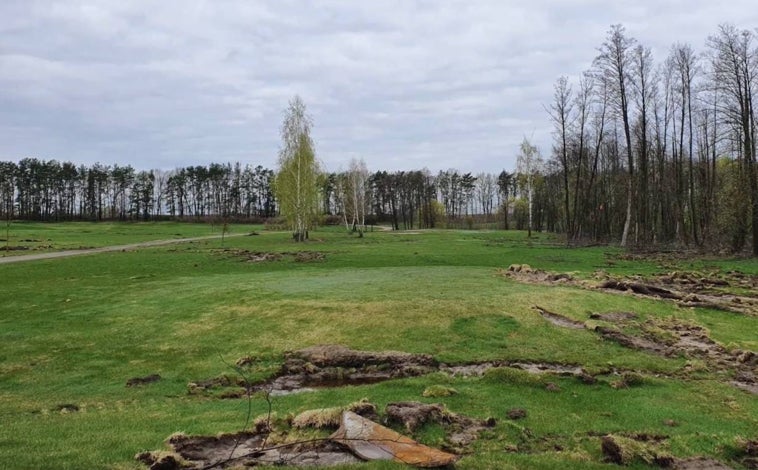 Imagen principal - Los hoyos minados del Club de Golf de Kiev, donde también se ha levantado una trinchera. 