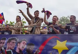 El Barcelona pasea ante miles de espectadores sus títulos de Liga