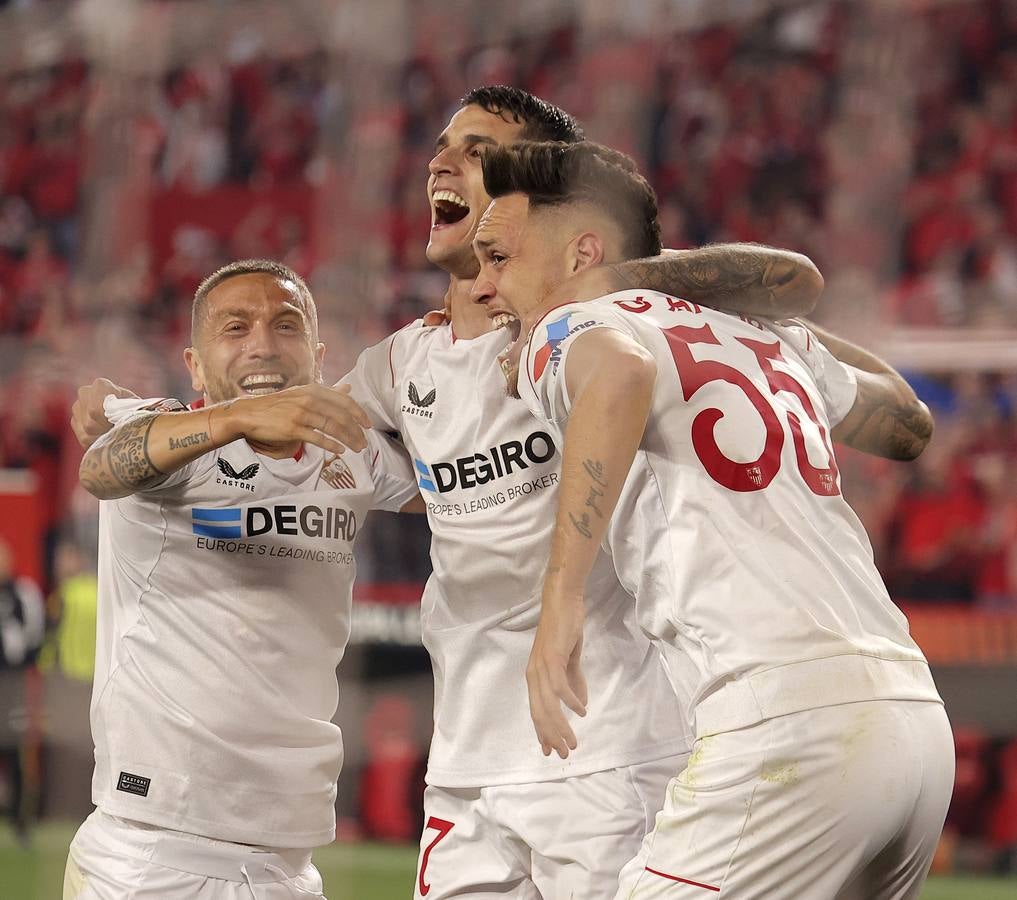 Celebración de los jugadores del Sevilla F.C., después de clasificarse para su 7ª final de la Europa League