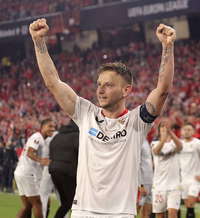 Celebración de los jugadores del Sevilla F.C., después de clasificarse para su 7ª final de la Europa League