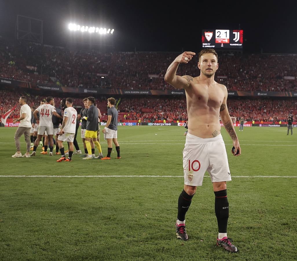 Celebración de los jugadores del Sevilla F.C., después de clasificarse para su 7ª final de la Europa League