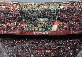 Sevilla y Betis sacan sus colores en las gradas