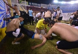 Al menos 12 muertos y cientos de heridos tras una estampida en un estadio de fútbol en El Salvador