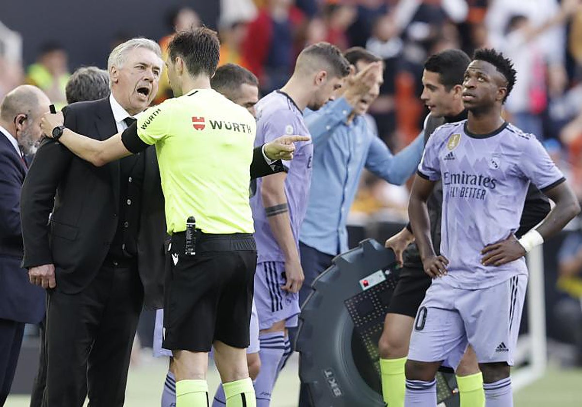 Ancelotti se encara con el árbitro en el partido de Mestalla