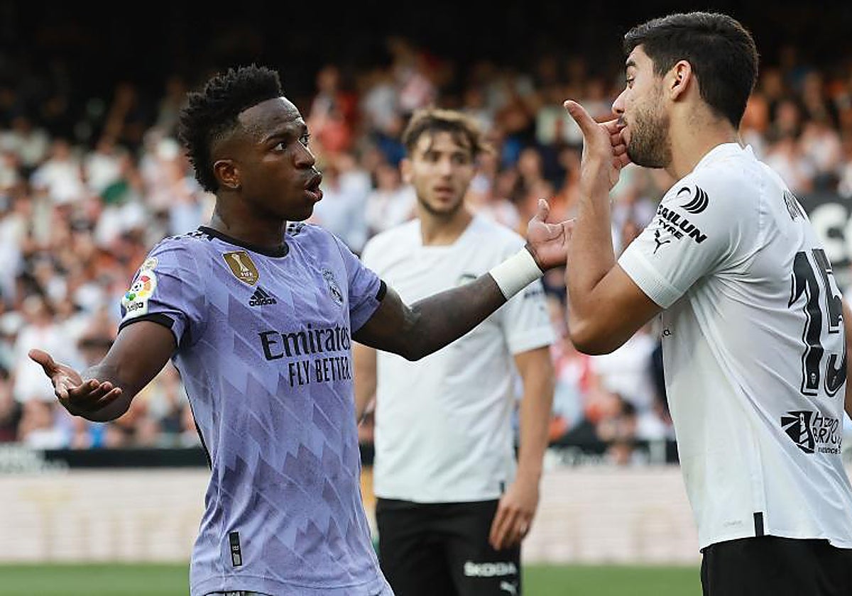 Vinicius conversa durante el partido con Cenk