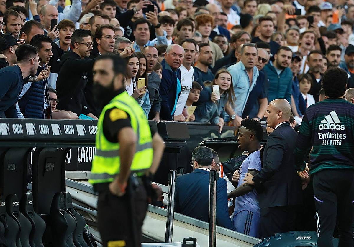 Vinicius, increpado por aficionados del Valencia mientras se va expulsado