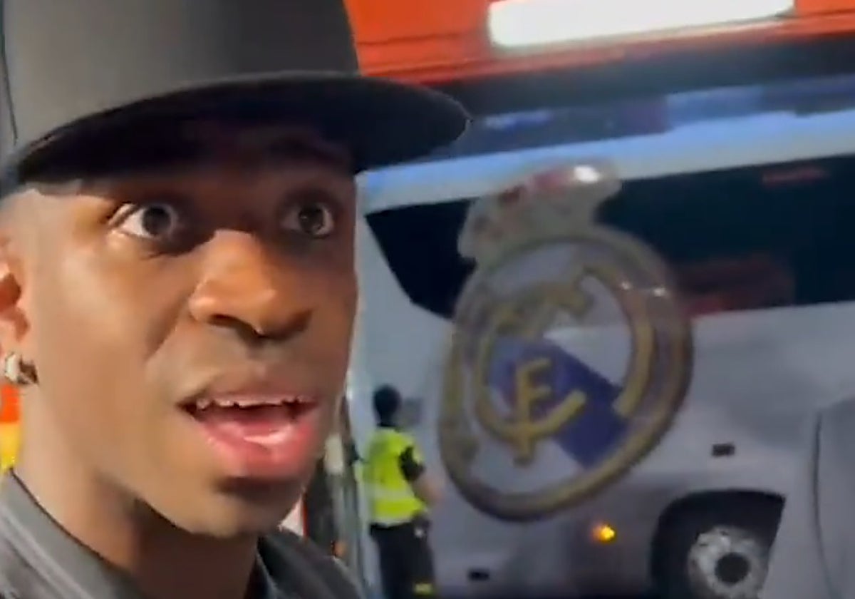 Vinicius en la zona mixta mientras firmaba autógrafos a los aficionados