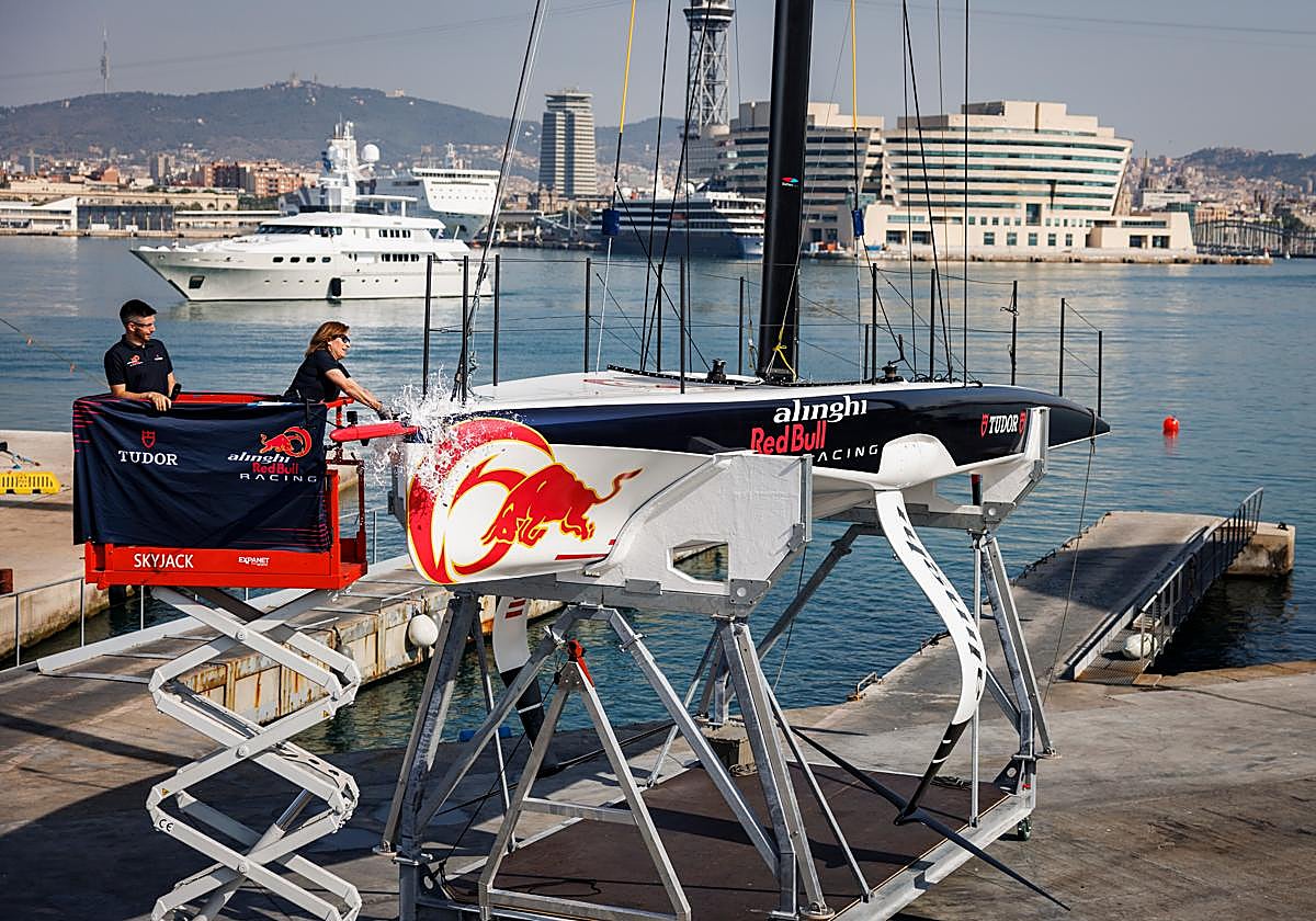 Botadura del segundo AC40 de Alinghi Red Bull Racing