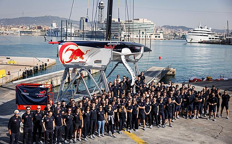 Imagen principal - Botadura del segundo AC40 de Alinghi Red Bull Racing