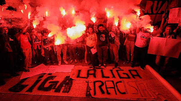 Activistas protestan en contra de los ataques racistas sufridos por Vinicius Jr, frente al Consulado General de España en Sao Paulo