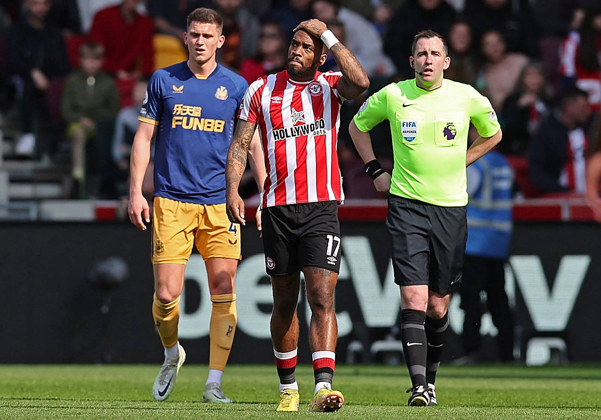 Ivan Toney, en el centro, al término de un partido del Brentford