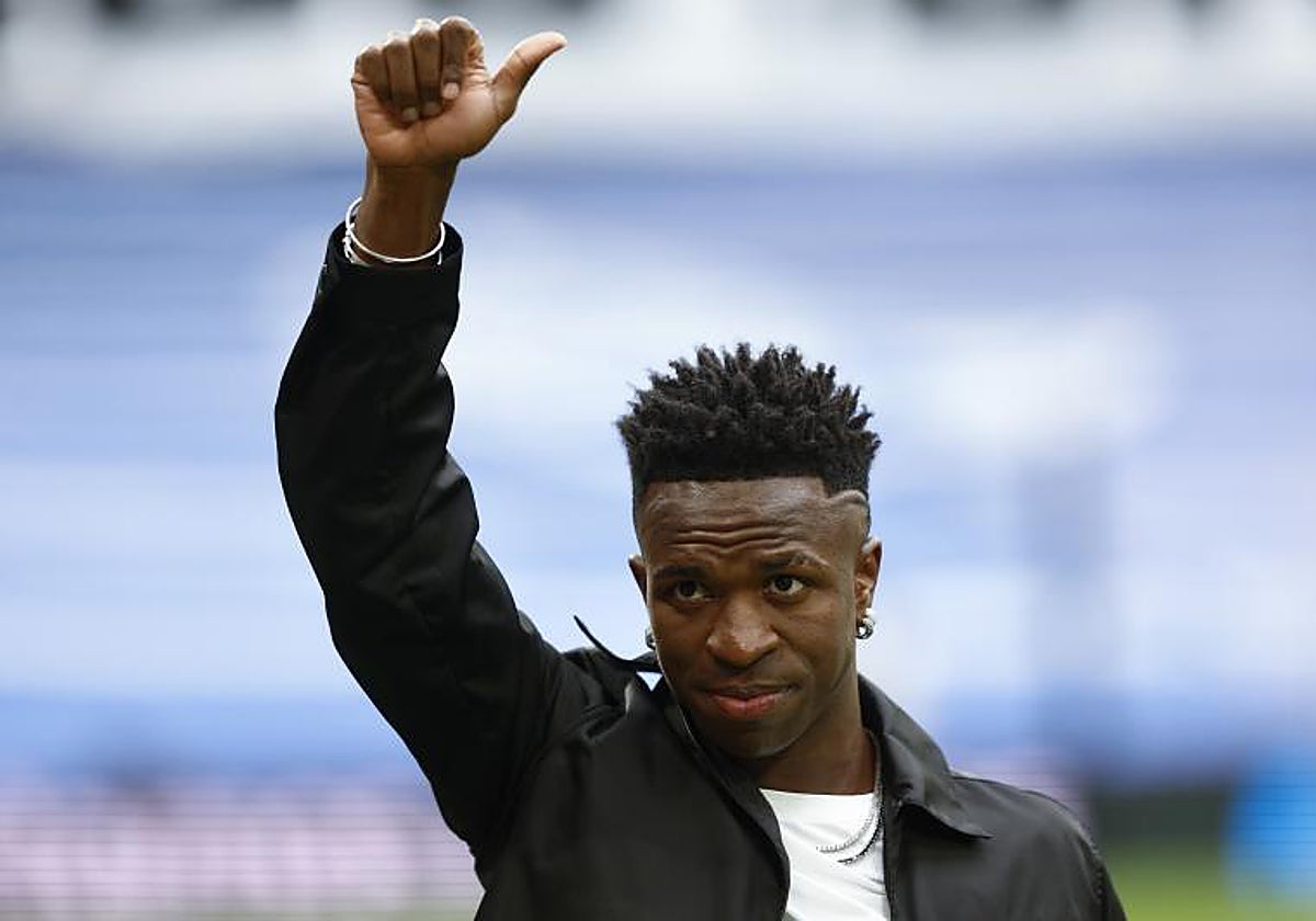 Vinicius saluda al Bernabéu durante el partido del pasado miércoles