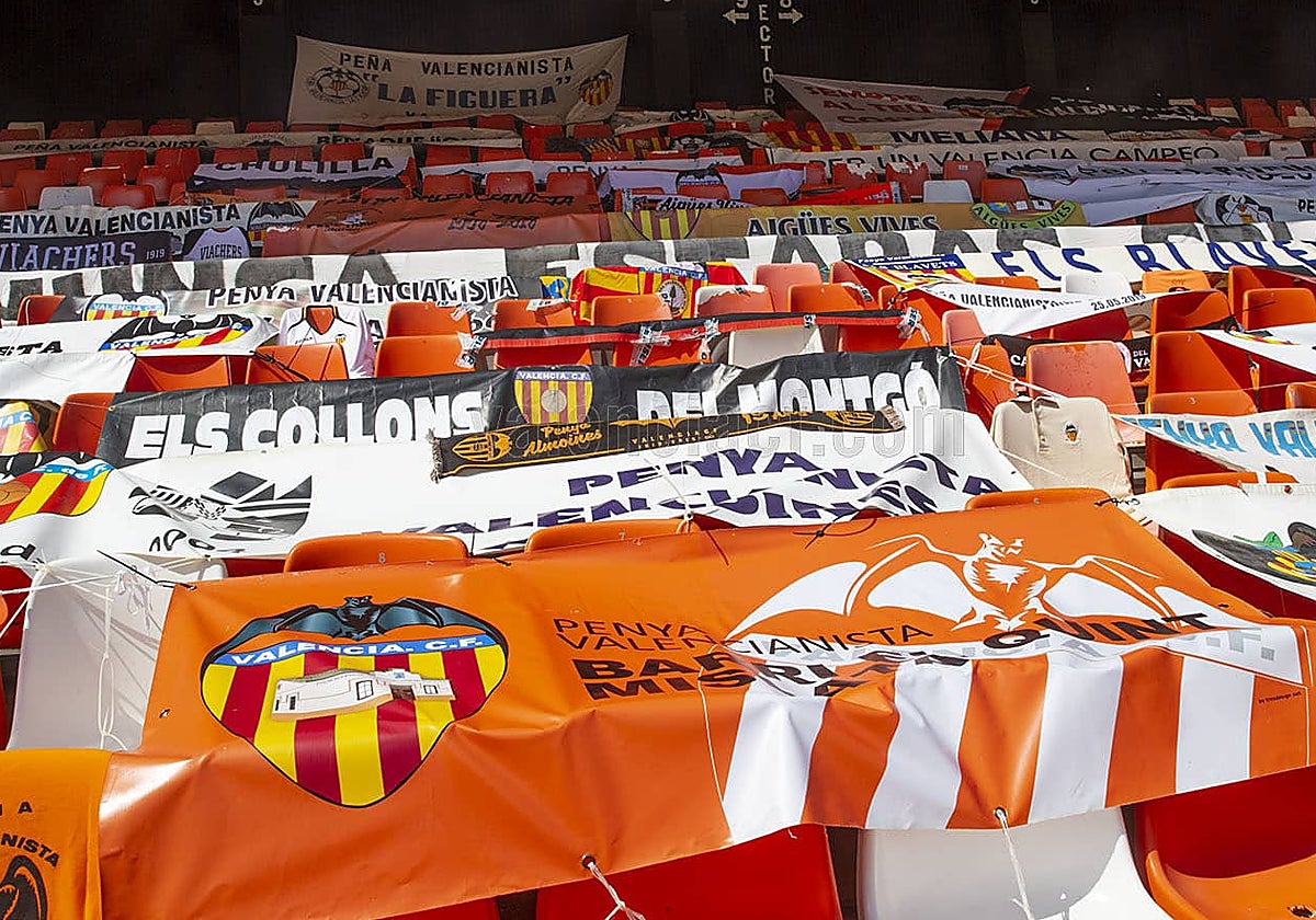 Pancartas y banderas del Valencia en las gradas de Mestalla