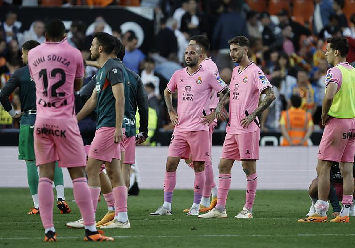 Los jugadores del Espanyol, tras consumarse el descenso