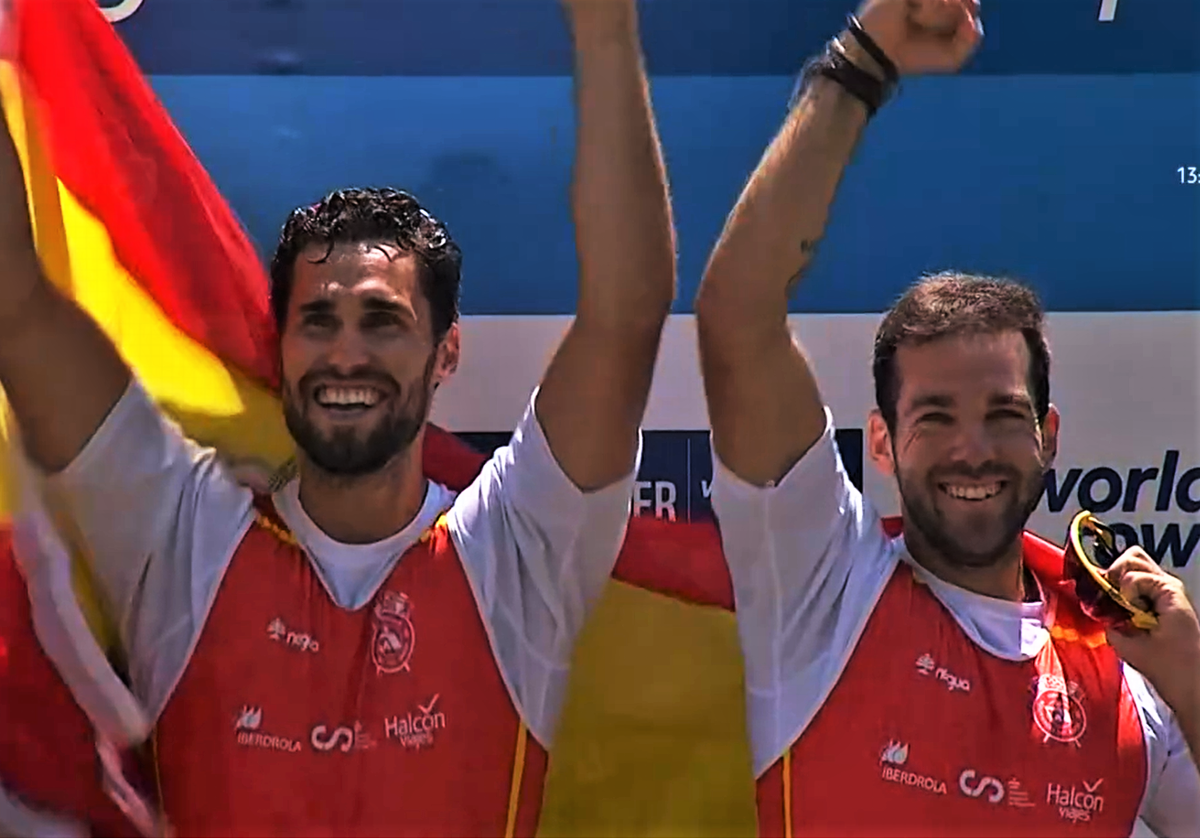 Javier García y Jaime Canalejo, celebrando la medalla de bronce en aguas de Bled