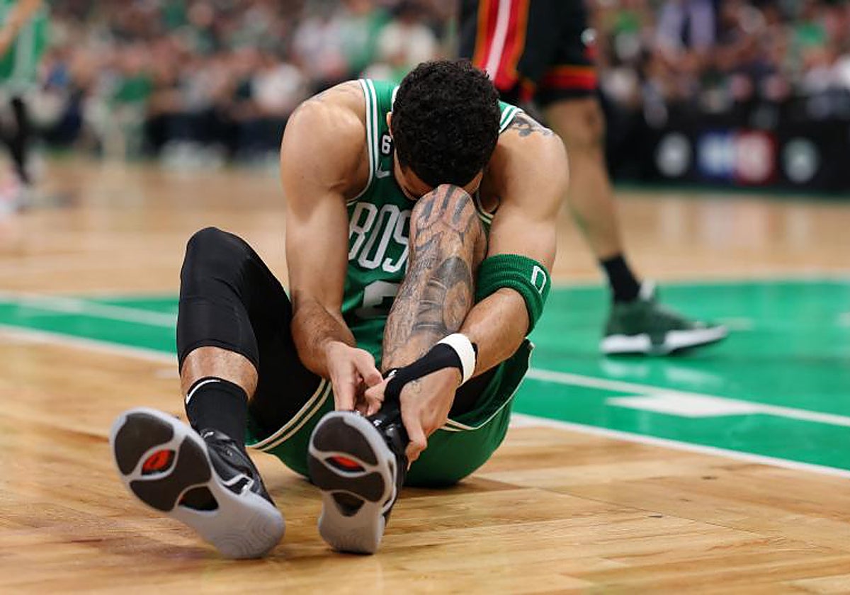 Jayson Tatum, estrella de los Celtics, sufrió una lesión en su tobillo que condicionó el partido