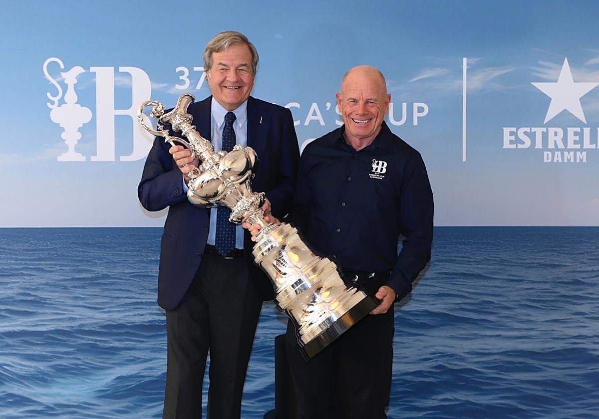 Jorge Villavecchia, director general de Damm, y Grant Dalton, CEO de la 37.a Copa América, con la Jarra de las Cien Guineas, en la Antigua Fábrica Estrella Damm